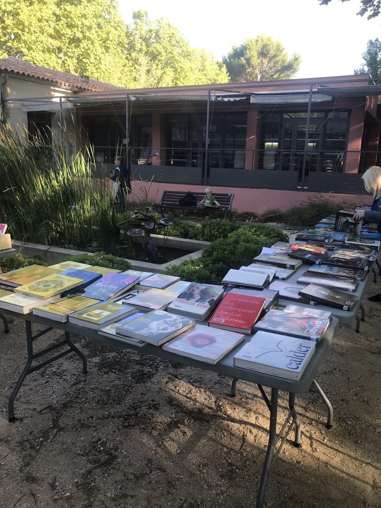 Retour en images Braderie de la Médiathèque Mairie de Lambesc